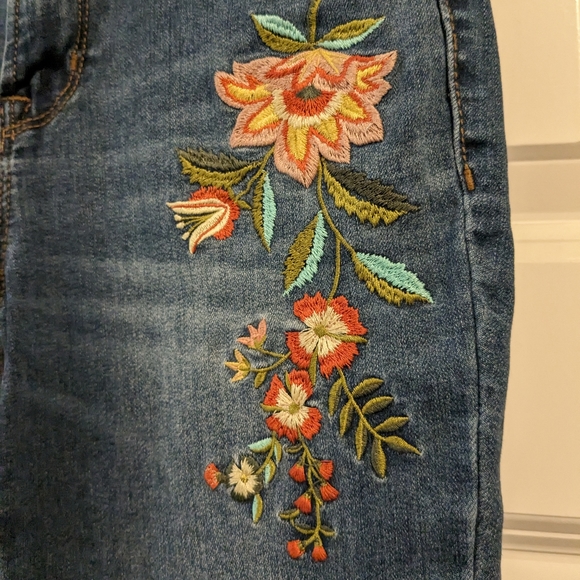 Old Navy Rockstar Mid-Rise Floral Embroidered Dark Wash Skinny Jeans - Size 2 - Picture 3 of 6